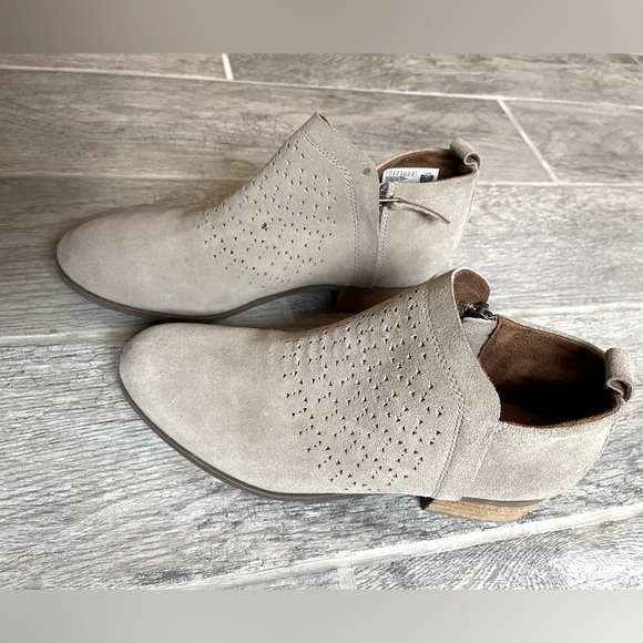 Toms Suede Bootie - Picture 3 of 4